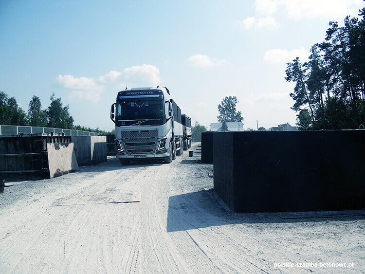 Transport szamb betonowych  w Krajence